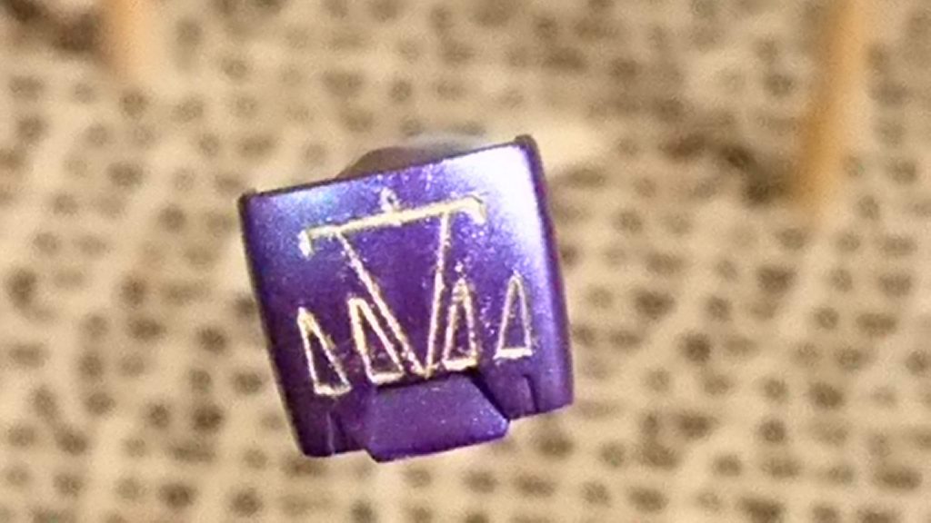 塗装後,エナメルの金でスミ入れ