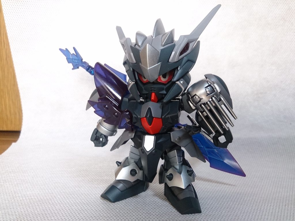 ほとんど形状は弄っていませんが、片角は折れた状態にしています。GPD時代から戦い続けているガンプラといったで設定で作りました。角を折ったのは陸戦型ジムのカスタムガンプラとかなんとか…