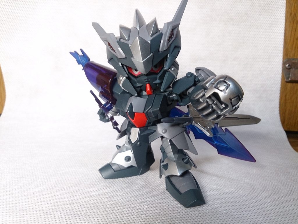 肩のドクロはフルクロスから。Iフィールド発生器としての機能を持ち、防御力を支えます。また画像のように外して手に装備可能。