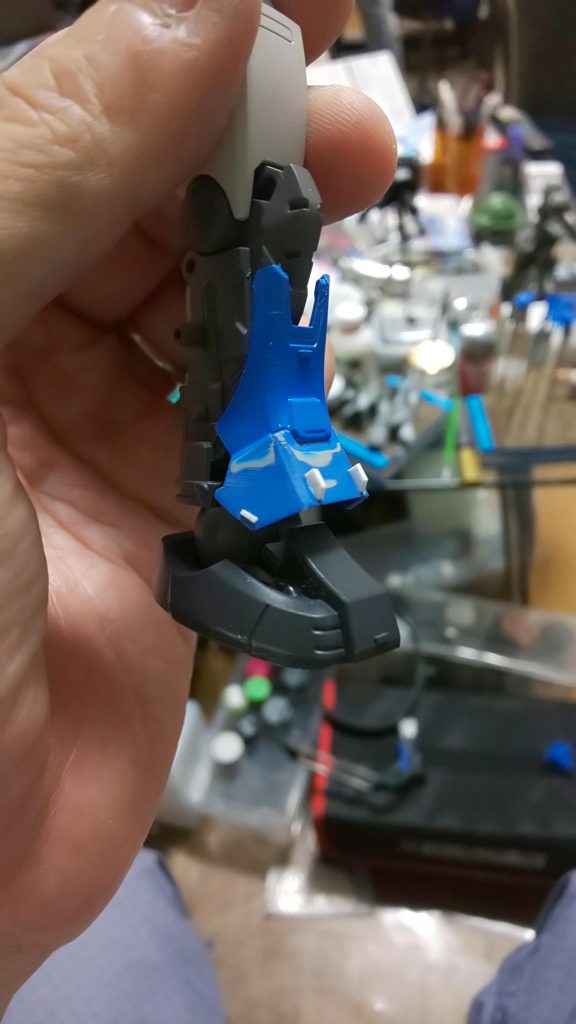 足首アーマーのディテールがなんか甘く感じたんで、塗装したのに削ってプラ材で作りました。