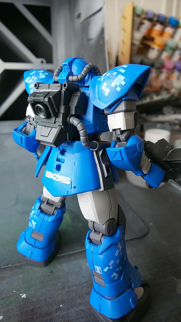 背中。腰回りにピクセル迷彩デカール貼ってなかった！