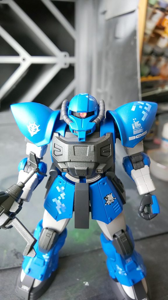 正面やや俯瞰気味に