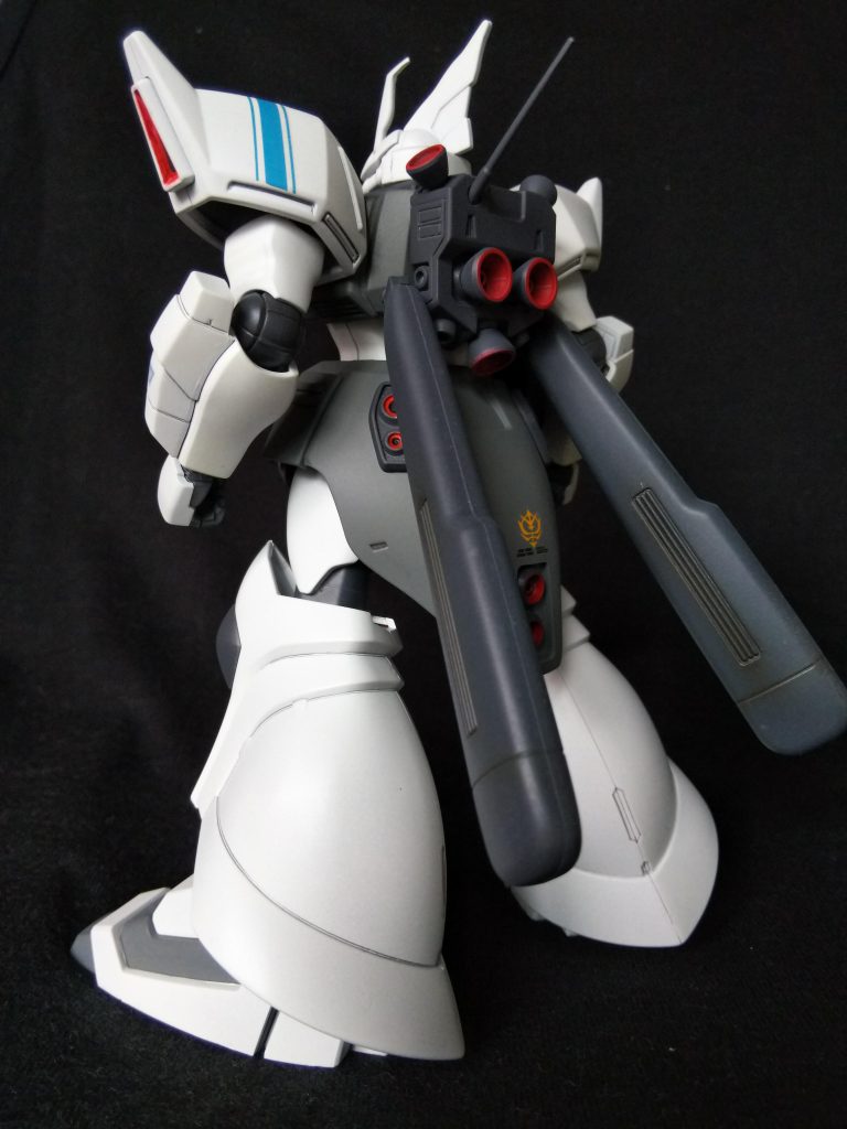 バックショット。左肩の白狼マークと水色のラインはガンダムデカールNo.116を細かく切って繋ぎ合わせているので上から見るとイビツ…(お見せできません)。ラインのサイドの細い部分はその細さに切ってあるんですが、糸より細いので貼るのが大変でした。