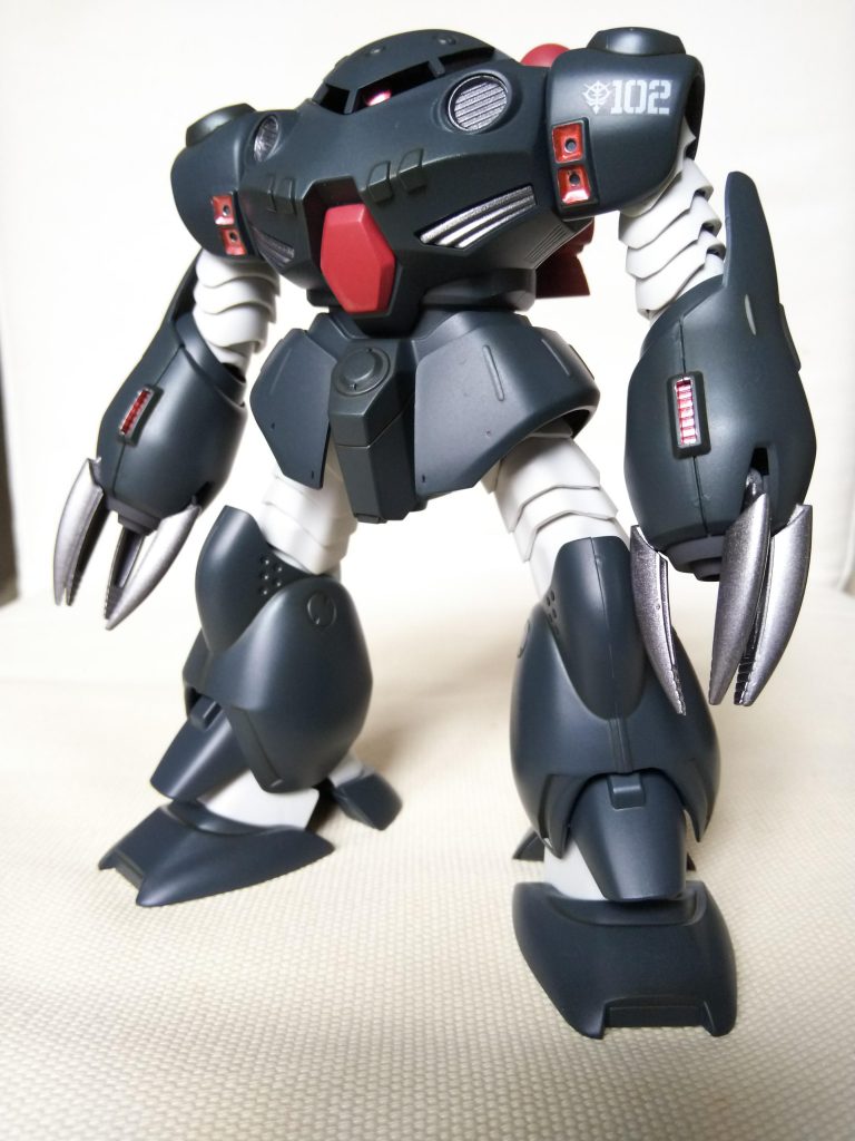 ボディはクレオススプレーのネイビーブルーで塗装。赤い部分はあずき色とガンダムマーカーのメタレッド、ツメと胸部ダクトはタミヤカラーのガンメタル、白い部分は成型色のままです。