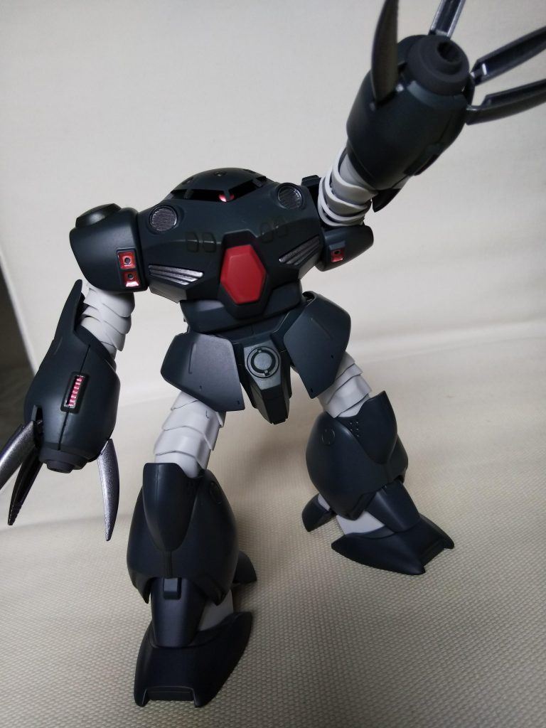 腕と脚のジャバラ部分は内部に、ノーネイムライフルに付属していたボールデンアームアームズの関節を仕込みました。