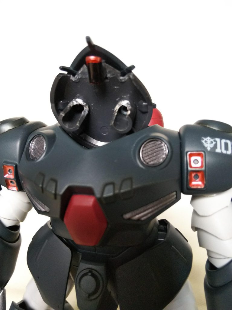 モノアイ内部パーツは前部分のみカットしてポリキャップを仕込み、モノアイパーツを差しているだけです。