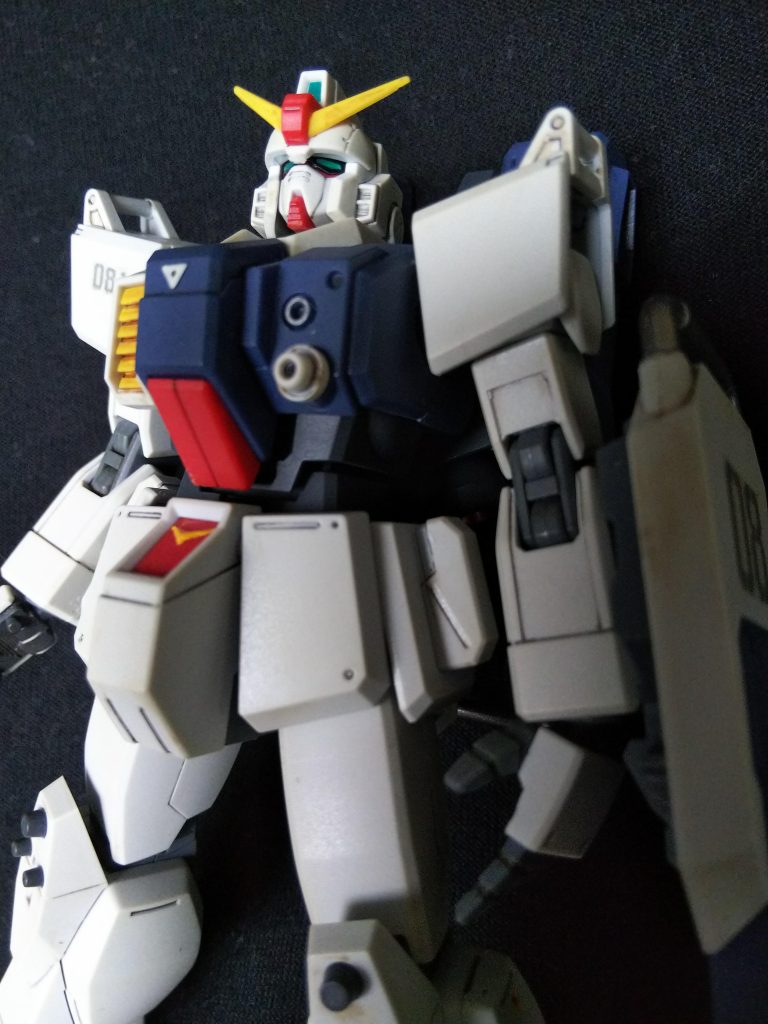 胸や脚の▼のマークはすべてガンダムマーカーで塗装