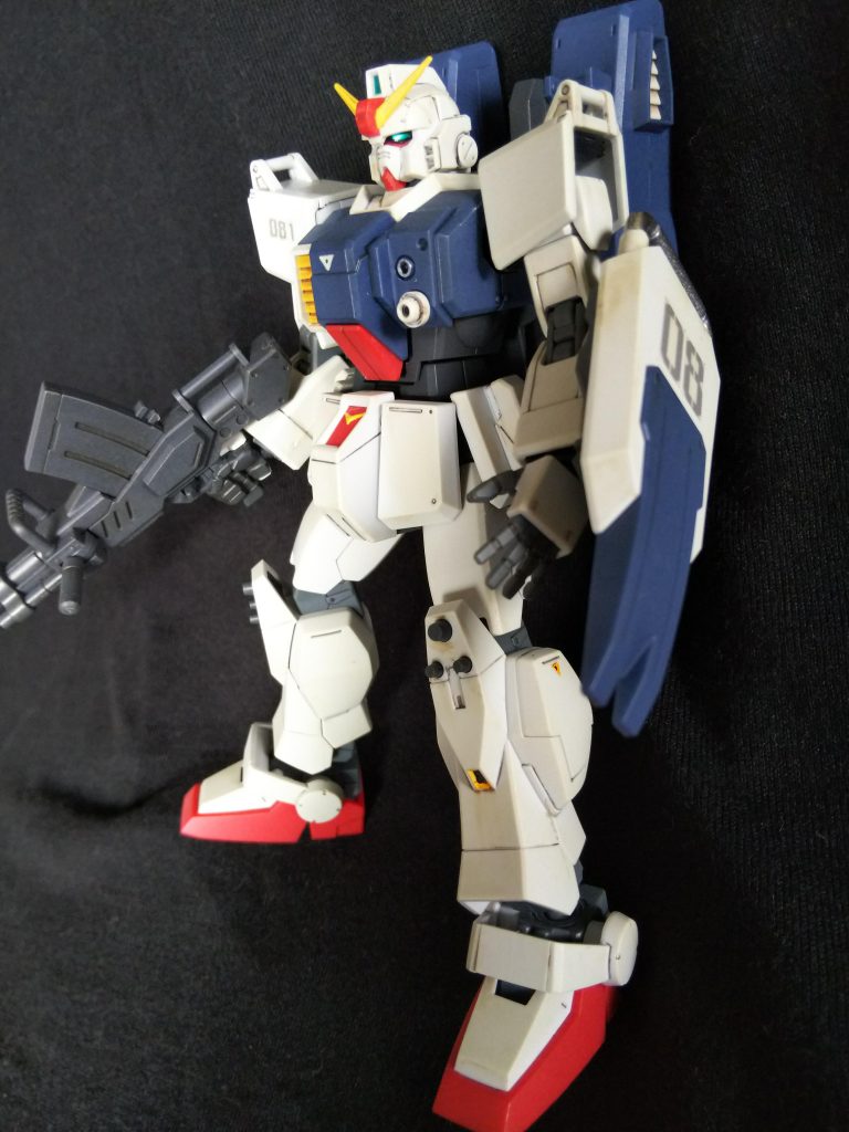 スネのダクト内の黄色もガンダムマーカーで塗装しました