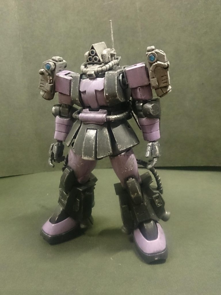 太ももが細く感じたんで1mm延長させてます。
頭部はオリジンザクを使ってます。ほかはスクラッチです