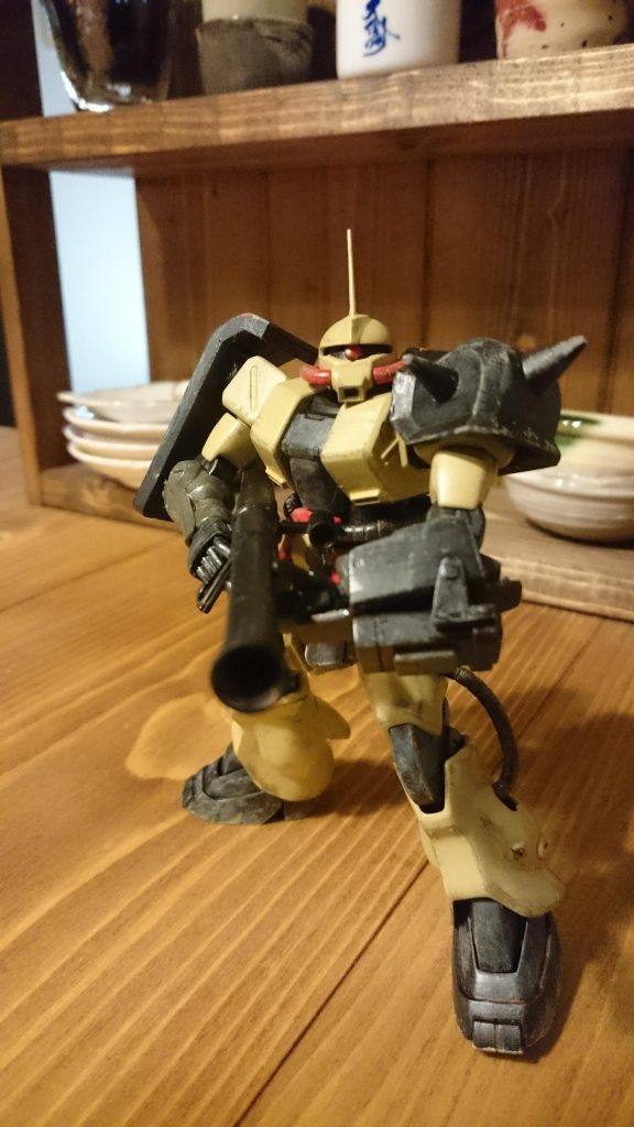 武器はザクバズーカ。頭のアンテナはデザートザクをイメージしてランナーをライターで炙り制作。