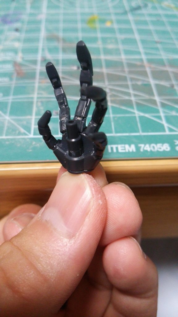 余った指を接続し鉤爪の異形感を表現表現。
