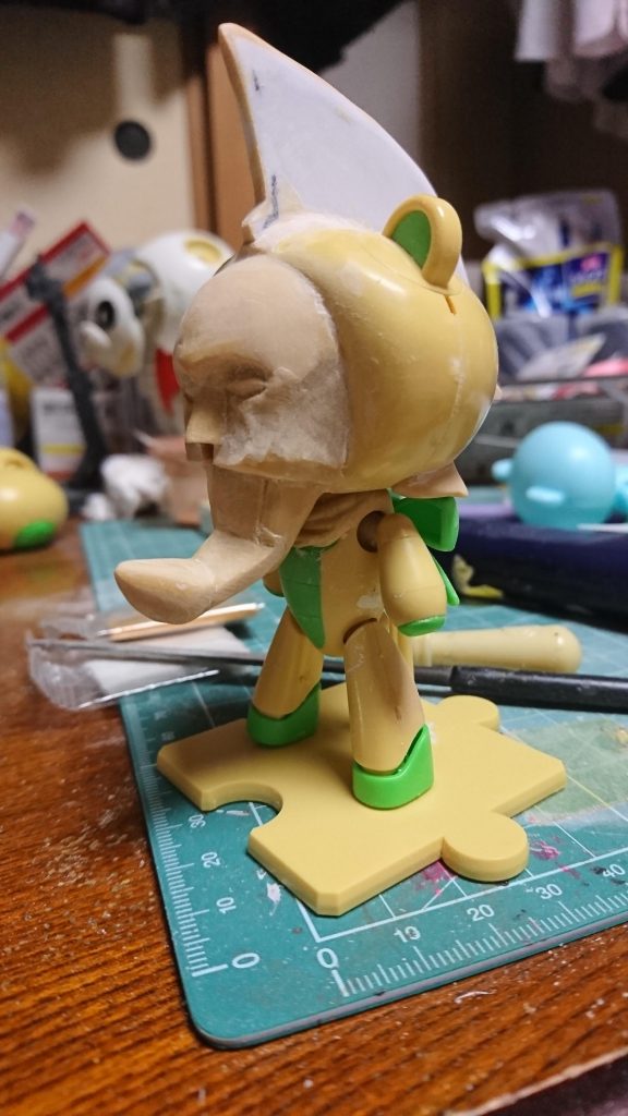 制作過程。顔はアイスラッガー?以外は全てパテで整形。アニメの画像を検索して、バランスを取りながら調整。