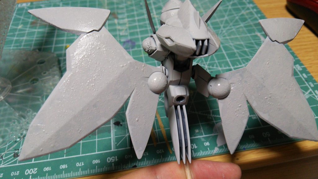 装甲の表面には溶きパテを叩いてゴツゴツした装甲に。