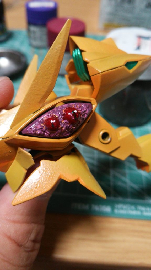 目玉は丸モールドとパテ盛りで表現。