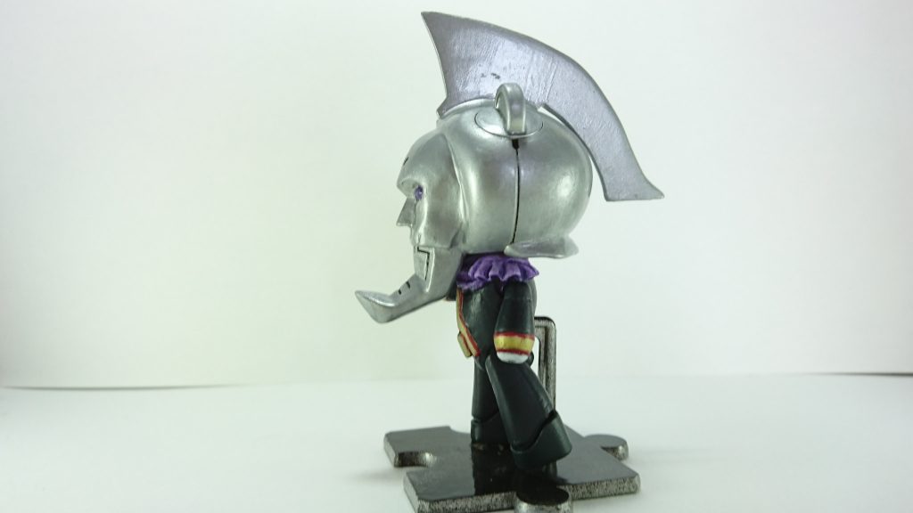 横。アイスラッガー?はプラ板で再現。企画段階では取り外し可能にしたかったが、強度の問題があり固定式に。