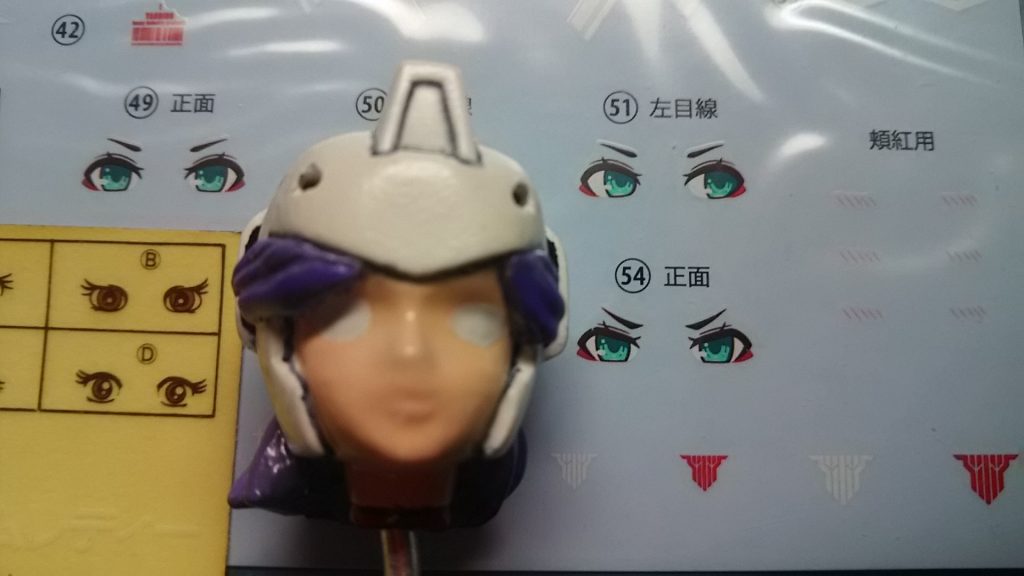 左がキット付属の瞳シール、右が流用したデカール