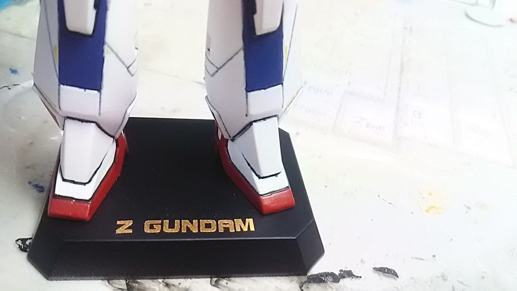 台座は黒く塗ってシールで名前入れました