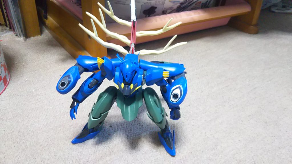 ゼルネアスの角をつけたサイコシャードを試作し背中に突き刺す。コカトリスユニットとなるスカイハイウイングス発売までこのまま寝かされていました。その後「GBNW」でレビューして取り付け今に至ります。