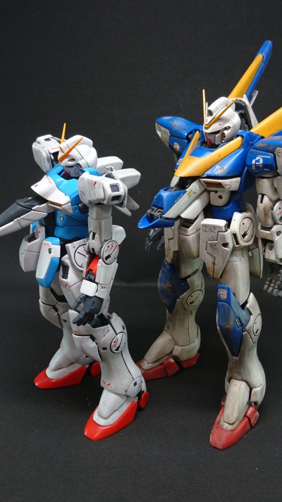 V2は汚してますが、二機並べて。Vガンは丸みを帯びたイメージだったので、外装のほとんどはやすって丸くしてます。丸みがよくわかると思います。全塗装+デカールも貼り付けてます。