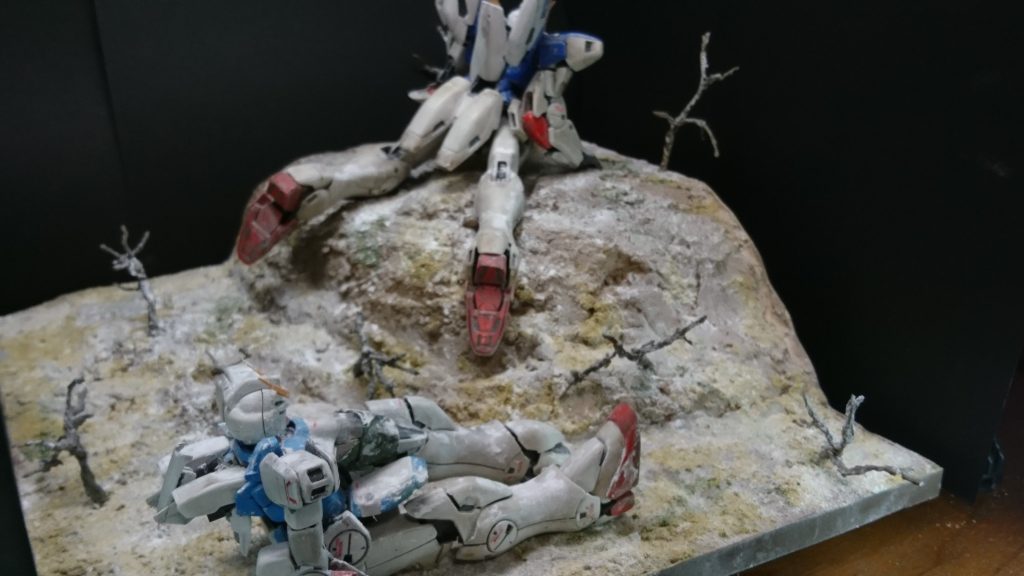 後ろからホントはV2もっと体勢が横に流れているのですが、MGの関節機構的にも無理でしたので、前のめりに落ち着かせました。