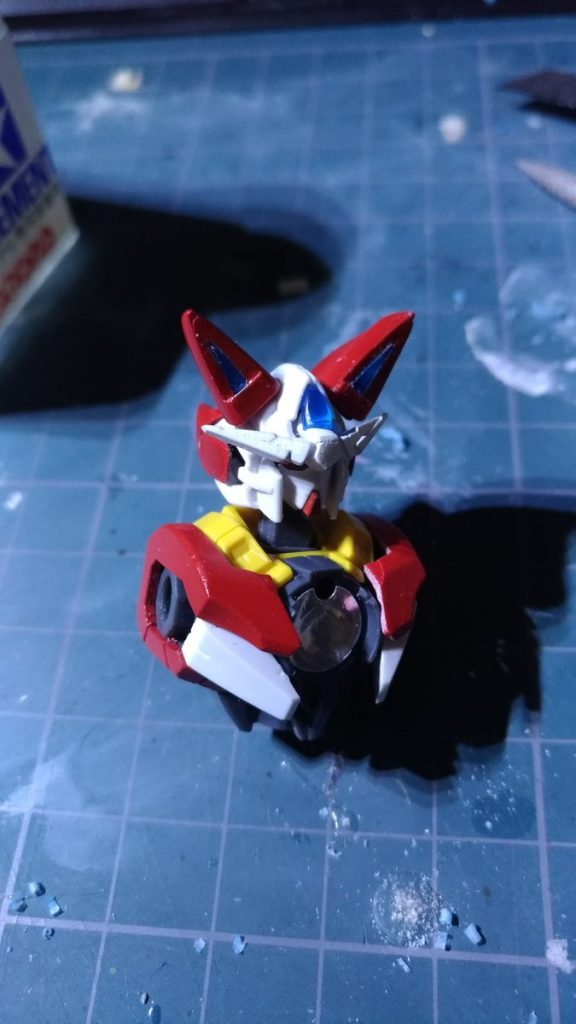 シアクアンタベースで顔作ってたんですけど、角無くなるわ、顔なくなるわで、キットで不要部品としてついてたクアンタ顔を使いました。角はビルダーズパーツ、額のクリスタルは青色のクリアランナーから削り出しました。