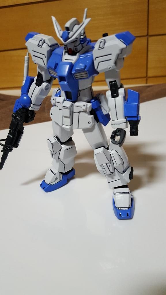 一番最初に作成した状態はこちらです。
腰は「GM/GM」がメイン、サイドに「ブルー」
正面に「７号機」の胴体カバーを加工したものを貼り付けてます。
右腕のナックルガードと左腕のバルカンは、ほとんどがプラ版の積層です。
頭部もアンテナを作成、それ以外はほとんどｷｯﾄのままです