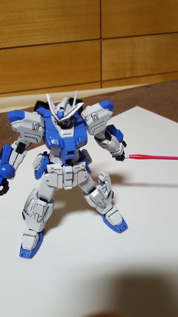 ビームサーベル（近接武器はビーム兵器です）
両足と右腕　合計３本所持してます