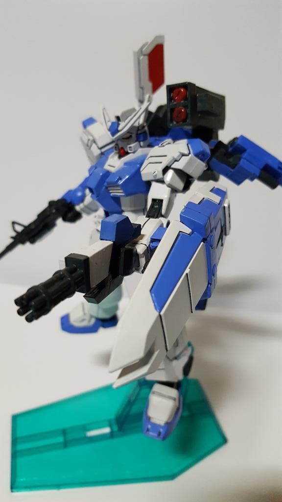 左側のユニットには、手持ちの「メガガトリング砲」を装備
こちらは手にもって使うものになります
シールドは「７号機」のものをそのまま使用、取り付け部分だけすこし加工しました