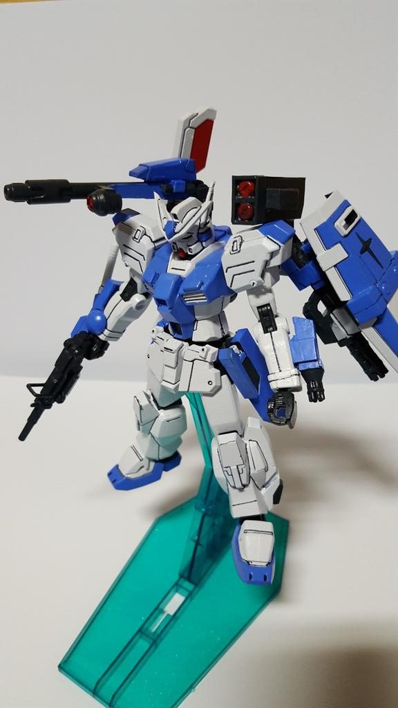 肩のキャノン砲とミサイルポッドは稼働します