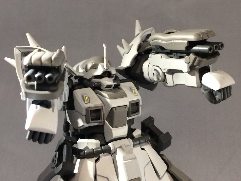 固定兵装として三連装バルカンを両腕に装備