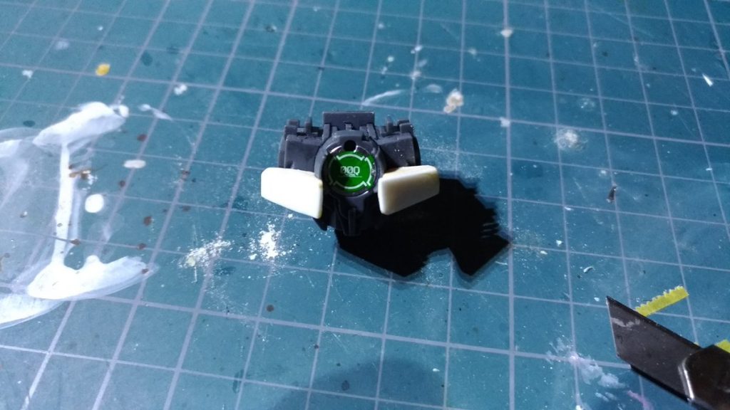 上の後、胸のパーツも片方紛失しまして、違うモノにプラバンとパテで作り変えました。
どんだけパーツ無くすねん…と。