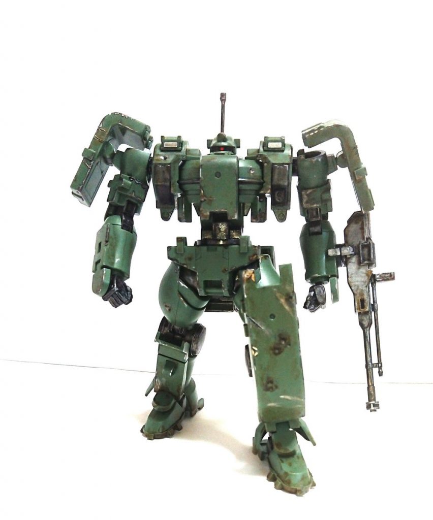 全体的にヤスリとデザインナイフによるダメージ処理、ガンダムマーカーガンメタルの上からフローリングの傷隠しマーカーで着色しています。