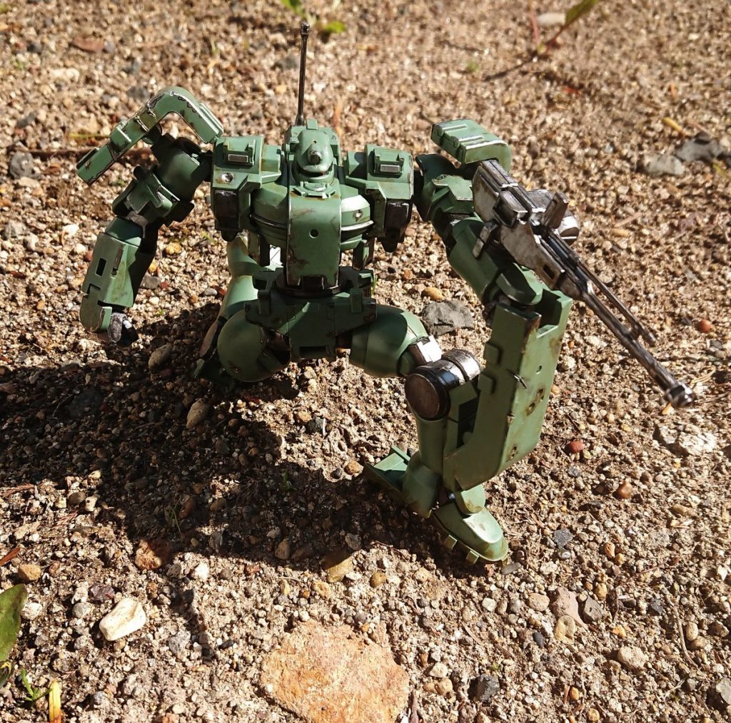 自然光下での撮影。グリーンは整形色のまま艶消しを拭いています。