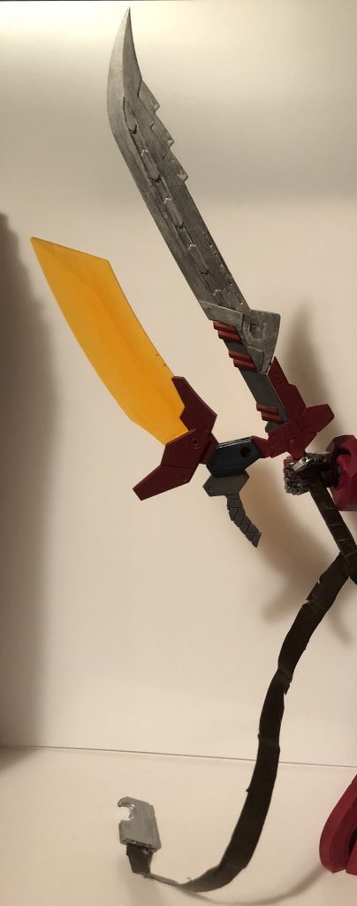 〈オーガソード〉
マグナオーガの専用武器。柄のソードは分離して使うこともできる。グリップから伸びるエナジーコードは、余剰エネルギーを放出する役目とともに、粒子を帯びさせて武器としても扱える。