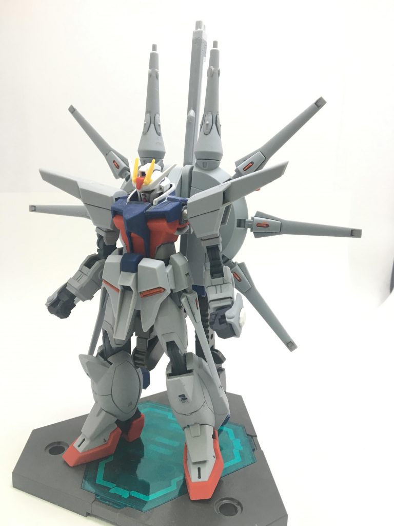 フロントです!
ベースはレジェンドガンダムで、各関節やフェイスはストライクで構成しています!
そのため少し腕が長くなっていて写真みたいに曲げておかないと、カトキ立ちでのバランスが悪くなっちゃうんです( ;∀;)
次に活かしたいですね…_|\○_