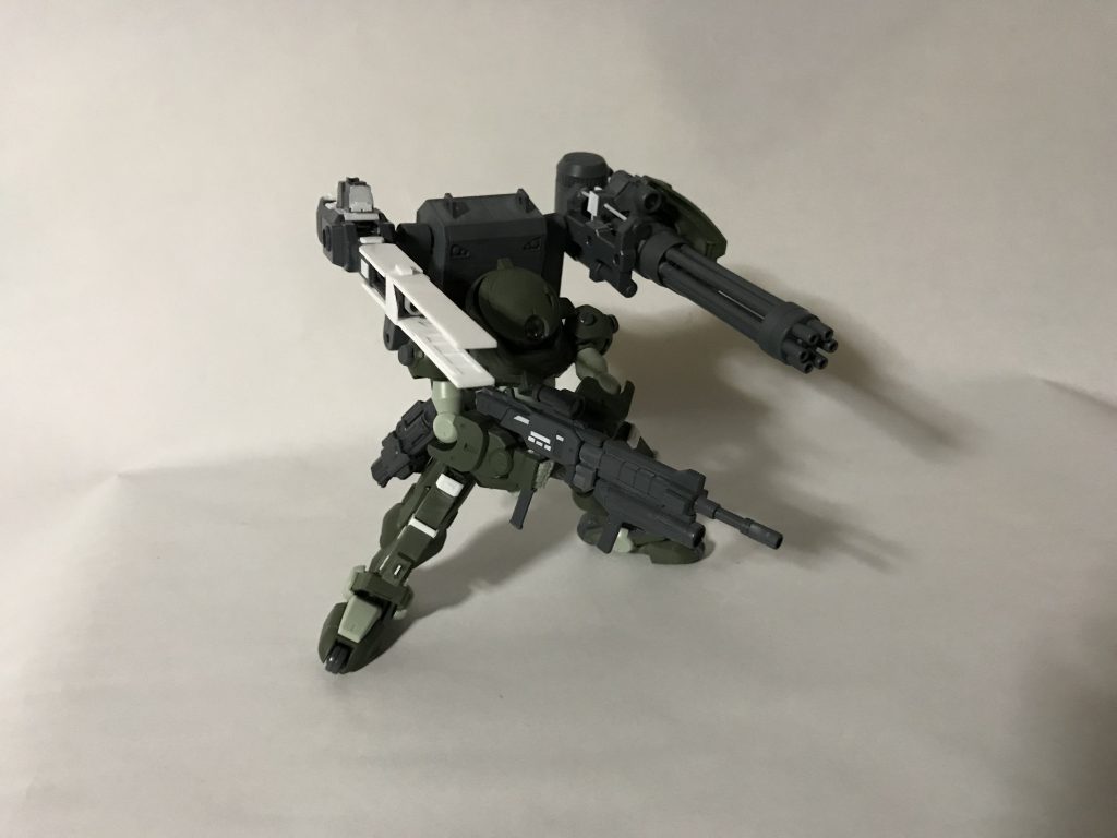 レールガンを思いついて、ティルトローターパックのチェーンソーの部品をベースにプラ板などでレールガンを制作しました。