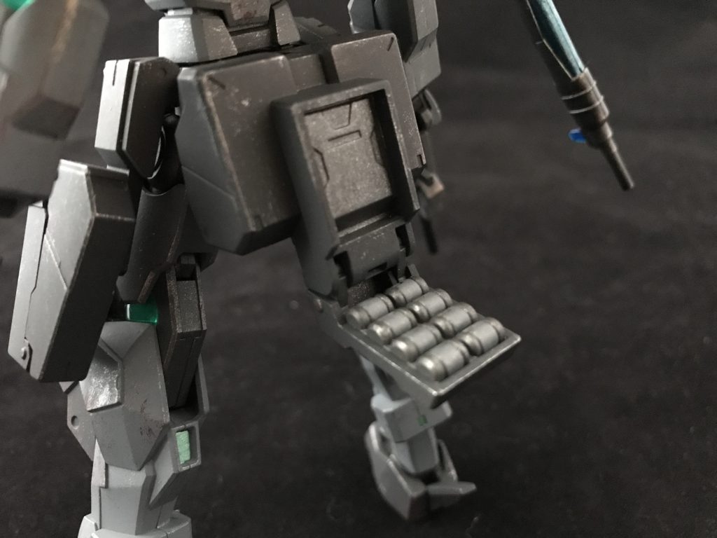 ## [基本性能]
機体性能はケルディムガンダムサーガに準じるため、近・中距離戦に主眼が置かれた設計になっているが、頭部クリスタルセンサーのアップデートにより、ある程度の遠距離戦にも対応可能となっている。

GNアサルトカービン、GNサブマシンガン、GNピストル、GNチャフグレネード等、近・中距離戦に対応する多数の武装を装備するほか、ケルディムガンダムで使用されていたGNスナイパーライフルⅡの運用も可能となっており、高い対応力を持つ。