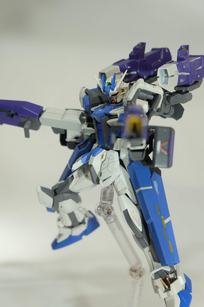 ダブルビームランチャー
バックパックパックにマウントされている射撃武器。取り外す事で、ストライカーが稼働し高機動モードに移行する。
高機動モードでは、機動力が向上するとともにジェネレーターを連動させ、機体全体の出力が増加するかも