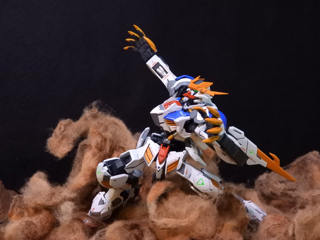 飛びかかってくるようなポーズです、獣って感じがして気に入ってます