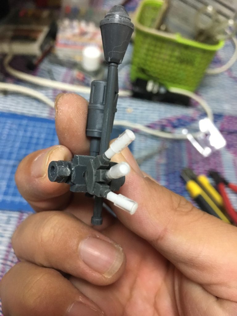 スモークディスチャージャーはプラパイプとプラ棒で軸に細い真鍮線を使っているので可動します