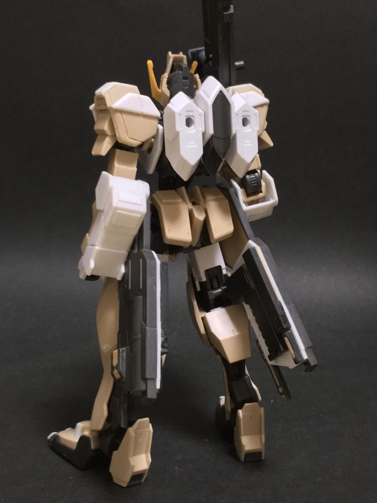 塗装前。
頭頂部の形状が少し違います。
腰部のスラスターはMSオプションセット7のレールガンをベースにしています。