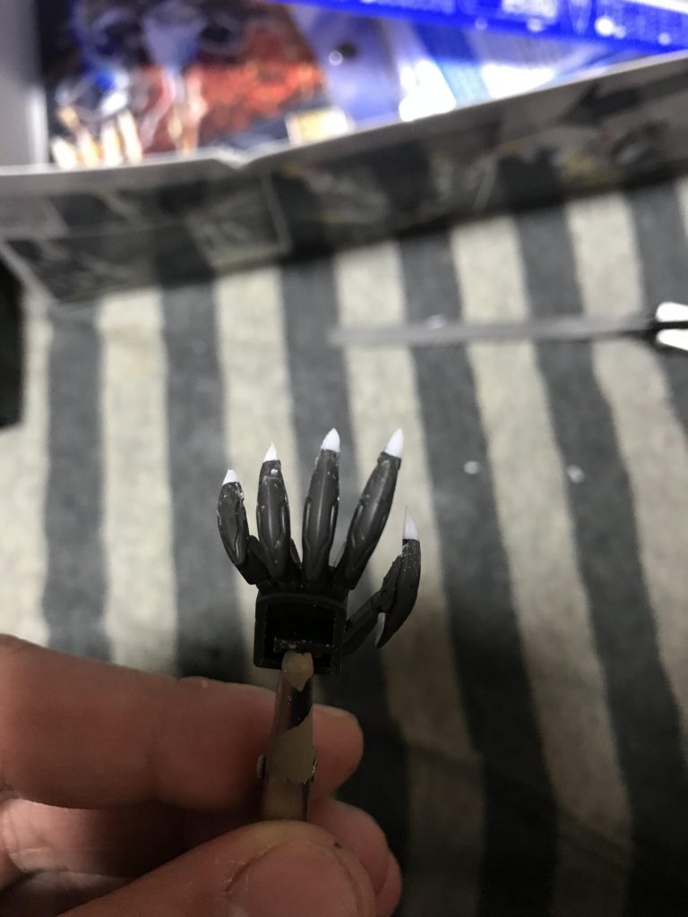 爪はキットを削り平らにしてからプラ棒を貼り付けて延長、シャープ化を行いました。