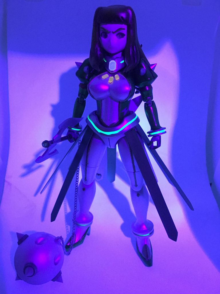 アニメ劇中で飛ぶ時などに光るチョーカー、腕輪、足輪、腰部分を蛍光塗料で塗装し、ブラックライトで光るようにしました。
チョーカーや胸元にもブラックライトで反応するクリアパーツ片を加工して接着しました。