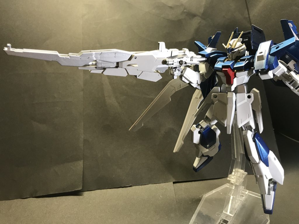 各種武装。作った人はもちろん、キットをパッと見た人でも分かると思うんですがBWS側についてくる4本のビームサーベルが小さい細いのなんのって！折れないよう細心の注意を払って扱いますがあまり気にしすぎるとストレスになってしまいます。
なので出さない分は接着しました。
しかしカッコいい…。