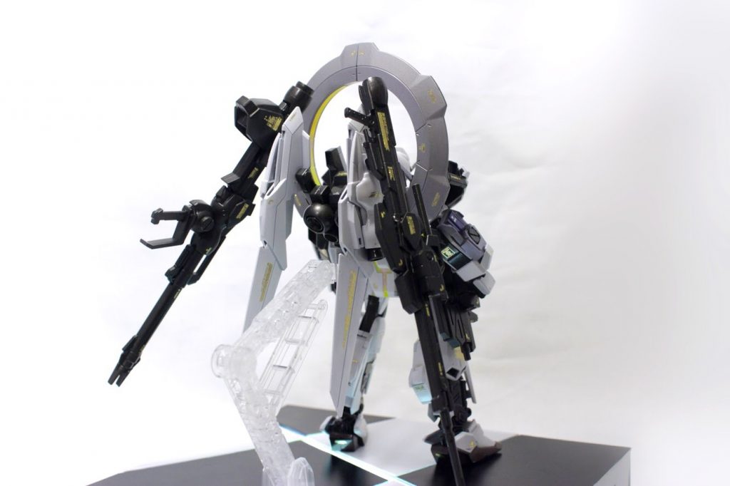 バックショット。
胴と脚がスターゲイザーだったことからベース機に設定し、全身にデルタ系MSの意匠を組み込みました。ルナゲイザーと被ってるとか言わない。