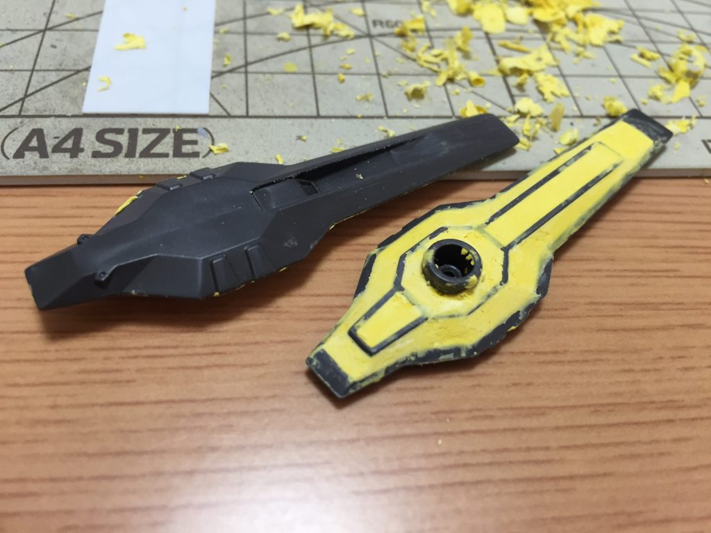 背部のパーツは肉抜きが酷かったのでパテで埋めてます。