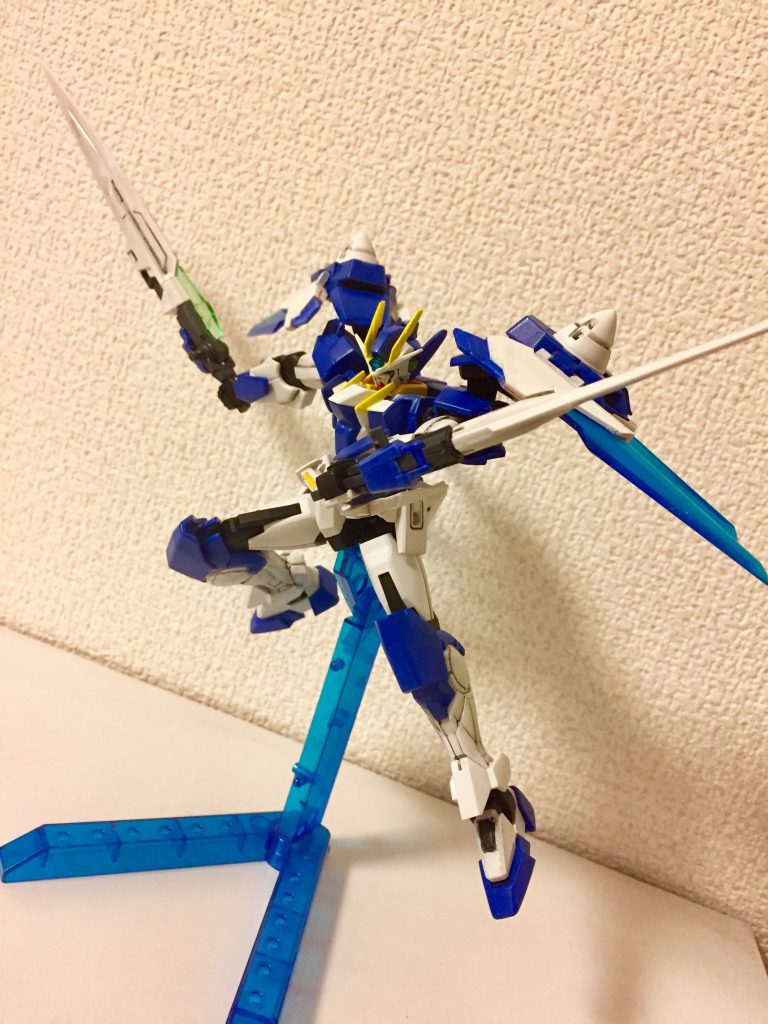 主な武装は、GNソードⅡ、GNソードⅡロング、ビームサーベル×2