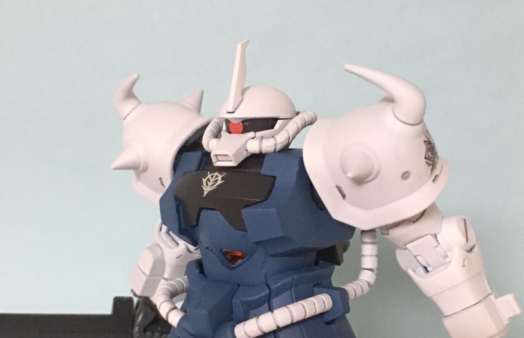 上半身のアップ。目立つ肩の合わせ目だけは消してありますが基本的には素組の色変えとなっています。