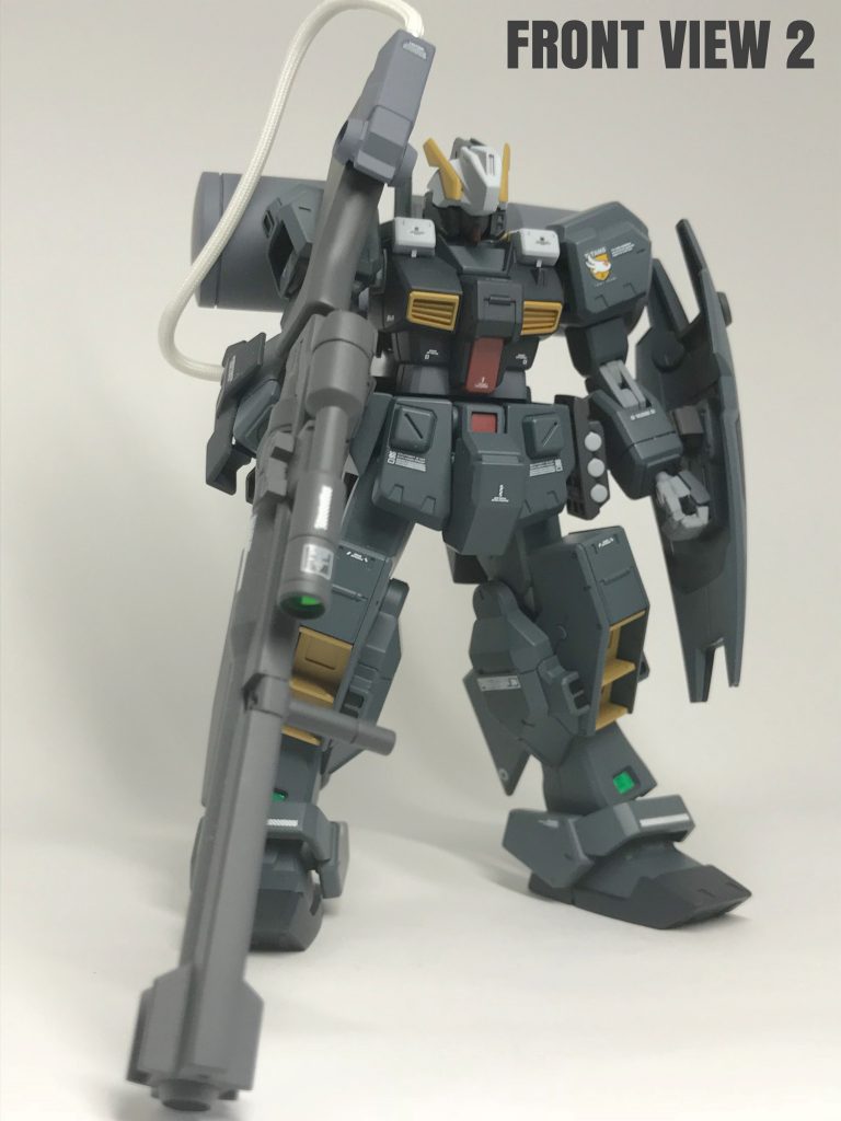 メインウェポンはジムスナイパーK９の
ロングビームライフルを流用しました。
他は、左手に通常のシールド、右手に
籠手をイメージしたアームアーマー、
左腰にはハンドグレネード、右腰には
ロングビームライフルをドライブする為
のエネルギーカートリッジと、武装テンコ
盛りです！  （＾ω＾）