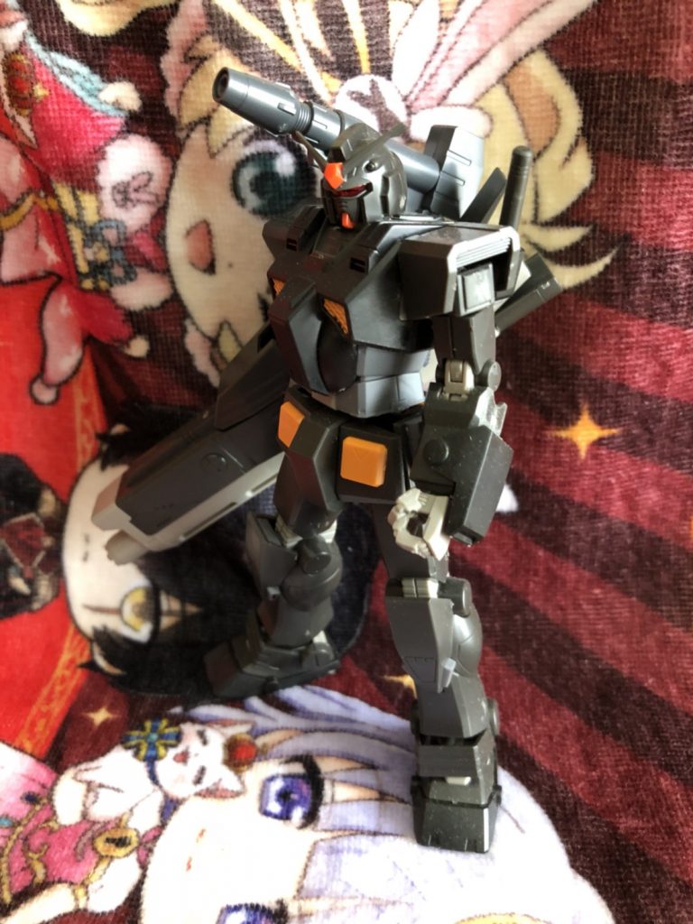 正面
バックパックが左右非対称なのが特徴